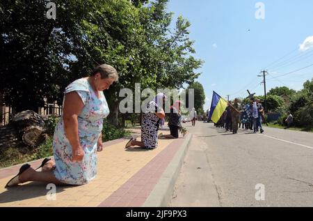 Babyntsi, Ucraina. 30th giugno 2022. La gente paga gli ultimi rispetti al ricercatore Volodymyr Kochetov, morto nella regione di Donetsk il 24 giugno, mentre difende l'Ucraina dagli occupanti russi, l'insediamento urbano di Babyntsi, la regione di Kyiv, l'Ucraina settentrionale, il 30 giugno, 2022. Foto di Volodymyr Tarasov/Ukrinfom/ABACAPRESS.COM Credit: Abaca Press/Alamy Live News Foto Stock