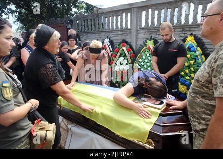 Babyntsi, Ucraina. 30th giugno 2022. La gente paga gli ultimi rispetti al ricercatore Volodymyr Kochetov, morto nella regione di Donetsk il 24 giugno, mentre difende l'Ucraina dagli occupanti russi, l'insediamento urbano di Babyntsi, la regione di Kyiv, l'Ucraina settentrionale, il 30 giugno, 2022. Foto di Volodymyr Tarasov/Ukrinfom/ABACAPRESS.COM Credit: Abaca Press/Alamy Live News Foto Stock