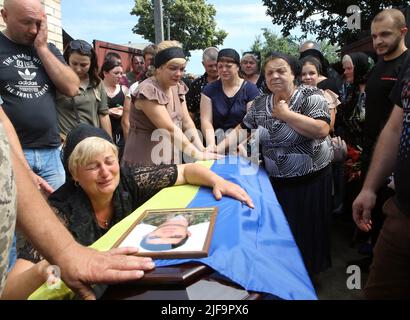 Babyntsi, Ucraina. 30th giugno 2022. La gente paga gli ultimi rispetti al ricercatore Volodymyr Kochetov, morto nella regione di Donetsk il 24 giugno, mentre difende l'Ucraina dagli occupanti russi, l'insediamento urbano di Babyntsi, la regione di Kyiv, l'Ucraina settentrionale, il 30 giugno, 2022. Foto di Volodymyr Tarasov/Ukrinfom/ABACAPRESS.COM Credit: Abaca Press/Alamy Live News Foto Stock