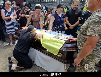 Babyntsi, Ucraina. 30th giugno 2022. La gente paga gli ultimi rispetti al ricercatore Volodymyr Kochetov, morto nella regione di Donetsk il 24 giugno, mentre difende l'Ucraina dagli occupanti russi, l'insediamento urbano di Babyntsi, la regione di Kyiv, l'Ucraina settentrionale, il 30 giugno, 2022. Foto di Volodymyr Tarasov/Ukrinfom/ABACAPRESS.COM Credit: Abaca Press/Alamy Live News Foto Stock