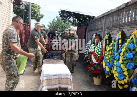 Babyntsi, Ucraina. 30th giugno 2022. La gente paga gli ultimi rispetti al ricercatore Volodymyr Kochetov, morto nella regione di Donetsk il 24 giugno, mentre difende l'Ucraina dagli occupanti russi, l'insediamento urbano di Babyntsi, la regione di Kyiv, l'Ucraina settentrionale, il 30 giugno, 2022. Foto di Volodymyr Tarasov/Ukrinfom/ABACAPRESS.COM Credit: Abaca Press/Alamy Live News Foto Stock