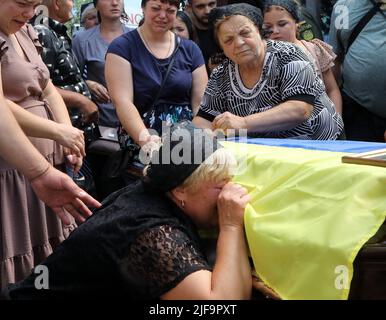 Babyntsi, Ucraina. 30th giugno 2022. La gente paga gli ultimi rispetti al ricercatore Volodymyr Kochetov, morto nella regione di Donetsk il 24 giugno, mentre difende l'Ucraina dagli occupanti russi, l'insediamento urbano di Babyntsi, la regione di Kyiv, l'Ucraina settentrionale, il 30 giugno, 2022. Foto di Volodymyr Tarasov/Ukrinfom/ABACAPRESS.COM Credit: Abaca Press/Alamy Live News Foto Stock