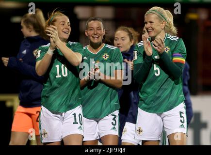 Foto di archivio datata 29-11-2021 di giocatori dell'Irlanda del Nord dopo la Coppa del mondo 2023 qualificatore contro la Macedonia del Nord. La squadra di Shiels, che si è qualificata sconfiggendo l'Ucraina nei play-off, è confortevolmente la squadra più bassa nella concorrenza come l'unico lato posizionato fuori dalla top 30. Data di emissione: Venerdì 1 luglio 2022. Foto Stock