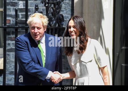 Londra, Regno Unito. 01st luglio 2022. Londra UK 1st luglio 2022Boris il primo Ministro Johnson incontra Jacinda Ardern il primo Ministro della Nuova Zelanda a Downing Street Credit: MARTIN DALTON/Alamy Live News Foto Stock