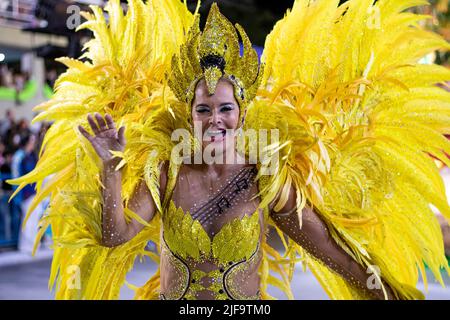 Rio, Brasile - 24 aprile 2022: Scuola di Samba Vila Isabel nel Carnevale di Rio, che si tiene al Marques de Sapucai Sambadrome Foto Stock