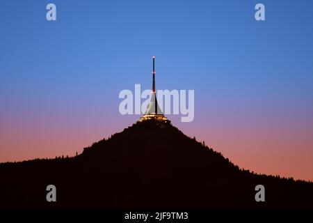 Hotel di montagna in jested e trasmettitore al tramonto Foto Stock