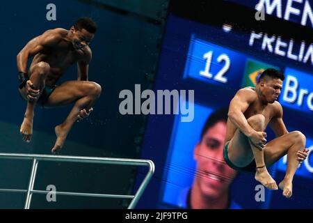 Budapest, Ungheria, 28th giugno 2022. Kawan Figueredo Pereira e Isaac Souza Filho del Brasile gareggiano nei 10m uomini sincronizzati il terzo giorno dei campionati mondiali FINA di Budapest 2022 al complesso Acquatico Nazionale Alfred Hajos di Budapest, Ungheria. Giugno 28, 2022. Credit: Nikola Krstic/Alamy Foto Stock