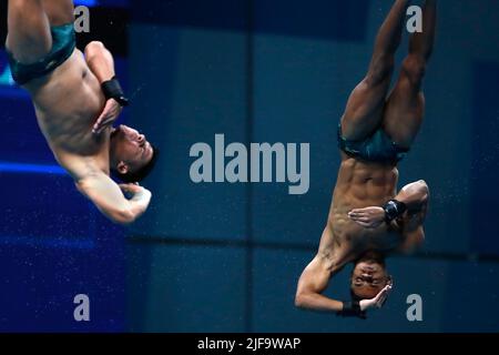 Budapest, Ungheria, 28th giugno 2022. Kawan Figueredo Pereira e Isaac Souza Filho del Brasile gareggiano nei 10m uomini sincronizzati il terzo giorno dei campionati mondiali FINA di Budapest 2022 al complesso Acquatico Nazionale Alfred Hajos di Budapest, Ungheria. Giugno 28, 2022. Credit: Nikola Krstic/Alamy Foto Stock