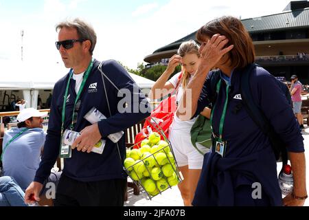 Katie Boulter (centro) della Gran Bretagna con allenatori Jeremy Bates (a sinistra) e Biljana Veselinovic si porta ai campi di pratica durante il quinto giorno dei campionati di Wimbledon 2022 all'All England Lawn Tennis and Croquet Club, Wimbledon. Data foto: Venerdì 1 luglio 2022. Foto Stock