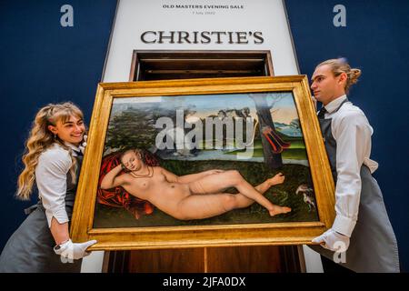 Londra, Regno Unito. 1st luglio 2022. Lucas Cranach il Vecchio, la Ninfa della Primavera, (stima: £6.000.000-8.000.000) - Classiche Week Highlights - celebrando l'arte dall'antichità al 21st secolo, Classic Week a Christie's London si svolge dal 24 giugno al 19 luglio attraverso sei aste dal vivo e quattro vendite online. Credit: Guy Bell/Alamy Live News Foto Stock