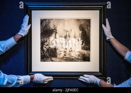 Londra, Regno Unito. 1st luglio 2022. Rembrandt's drypoint Three Crosses (est £800.000-1.200.000) - Classic week Highlights - celebrando l'arte dall'antichità al 21st secolo, Classic Week al Christie's London si svolge dal 24 giugno al 19 luglio attraverso sei aste dal vivo e quattro vendite online. Credit: Guy Bell/Alamy Live News Foto Stock