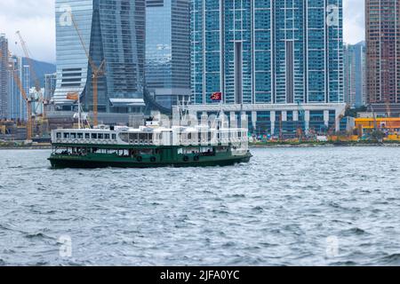 Le bandiere del 25th anniversario di consegna di Hong Kong adornano l'iconico Star Ferry, a Hong Kong Hong Kong, S.A.R. Hong Kong, 01 luglio 2022. 25 anni fa Hong Kong è stata restituita alla Cina dalla Gran Bretagna e a metà strada della promessa di Pechino di 50 anni di "un alto grado di autonomia” per la città in un quadro noto come "un paese, due sistemi”. (Foto di Simon Jankowski/Sipa USA) Foto Stock