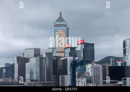 Il tema dell'anniversario di consegna di Hong Kong del 25th, stabilità, prosperità, opportunità, è esposto attraverso lo skyline della città, a Hong Kong Hong Kong, S.A.R. Hong Kong, 01 luglio 2022. 25 anni fa Hong Kong è stata restituita alla Cina dalla Gran Bretagna e a metà strada della promessa di Pechino di 50 anni di "un alto grado di autonomia” per la città in un quadro noto come "un paese, due sistemi”. (Foto di Simon Jankowski/Sipa USA) Foto Stock