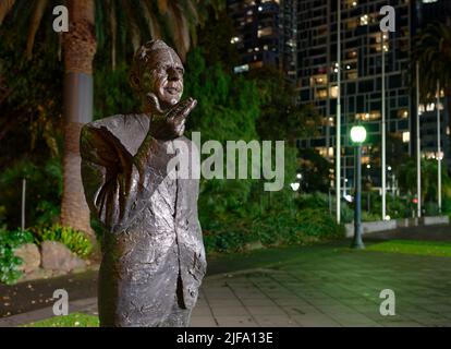 Scultura che commemora John Cain Junior, ex Premier di Victoria a Spring Street, Treasury Gardens, East Melbourne Foto Stock