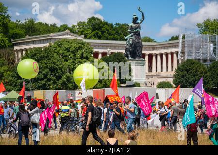 Manifestanti al vertice di Monaco di Baviera del G7. La richiesta di una maggiore giustizia globale. Movimento politicamente motivato dell'ala sinistra Foto Stock