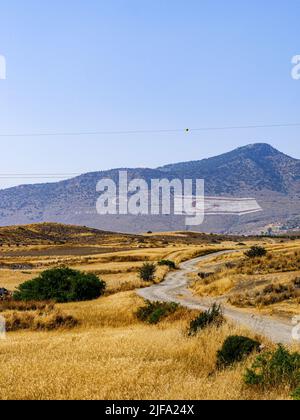 Repubblica Turca gigante di Cipro del Nord e slogan nazionalista dipinto sul fianco dei monti Kyrenia aka Girne (verticale) Foto Stock