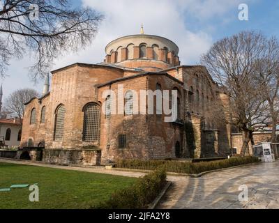 Moschea di Beyazıt a Istanbul nel cielo blu di marzo Foto Stock