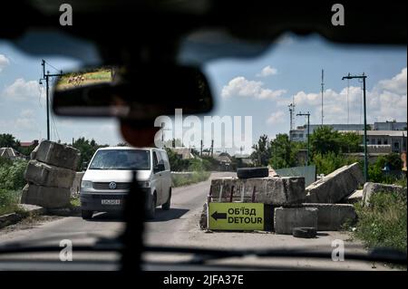 Le automobili passano un blocco stradale, Huliaipole, regione di Zaporizhzhia, Ucraina sud-orientale. Giugno 29, 2022. Foto di Dmytro Smolyenko/Ukrinform/ABACAPRESS.COM Foto Stock