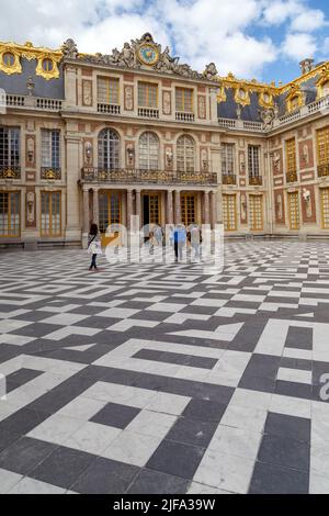 VERSAILLES, FRANCIA - 8 SETTEMBRE 2019: Questo è il cortile in marmo di fronte all'ingresso principale della Reggia di Versailles. Foto Stock