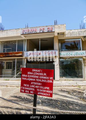 Città fantasma abbandonata di Varosha (Famagosta) nel nord di Cipro - segnale di avvertimento Foto Stock