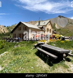 Historic inn Refuge Napoleone dal 1858, col de l Izoard, Alpi Cottiane, Route des Grandes Alpes, Dipartimento Hautes-Alpes, Francia Foto Stock