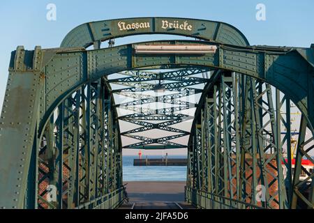 Ponte di Nassau nel porto di Nassau o pontone, Wilhelmshaven, bassa Sassonia, Germania Foto Stock