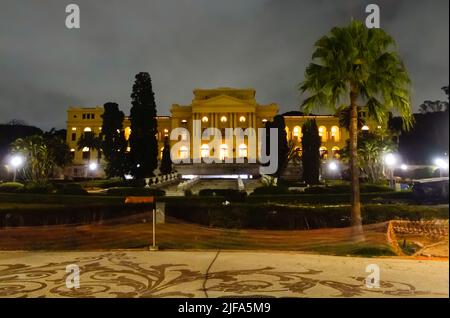 Ipiranga museo palazzo e giardini di notte. Edificio antico a San Paolo, Brasile Foto Stock