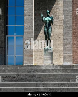 Decathlete e vincitore all'ingresso della sala a colonne dell'Olympiapark, Charlottenburg, Berlino, Germania Foto Stock