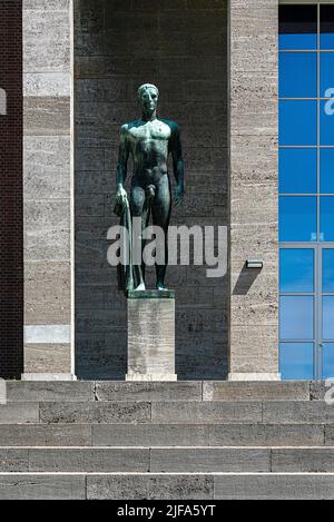 Decathlete e vincitore all'ingresso della sala a colonne dell'Olympiapark, Charlottenburg, Berlino, Germania Foto Stock