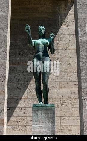 Decathlete e vincitore all'ingresso della sala a colonne dell'Olympiapark, Charlottenburg, Berlino, Germania Foto Stock