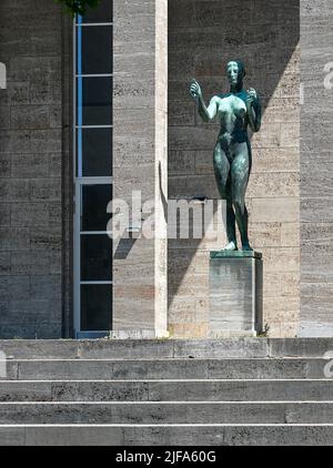 Decathlete e vincitore all'ingresso della sala a colonne dell'Olympiapark, Charlottenburg, Berlino, Germania Foto Stock