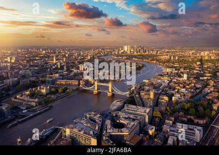 Splendida vista panoramica sul tramonto dello skyline di Londra Foto Stock