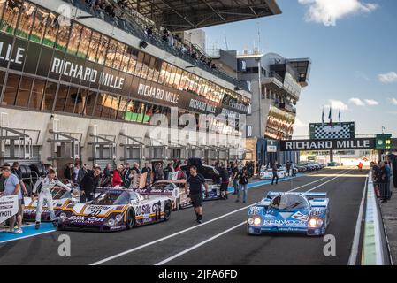 20 MINSHAW Jon (gbr), KEEN Phil (gbr), Jaguar XJR-9, 22 BECKER Rainer (ger), WILDS Mike (ger), Porsche 956, in azione durante il le Mans Classic 2022 dal 30 giugno al 3 luglio 2022 sul circuito des 24 Heures du Mans, a le Mans, Francia - Foto Joris Clerc/DPPI Foto Stock