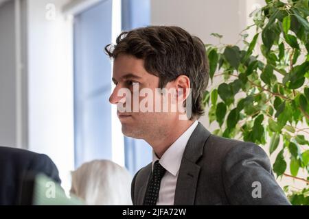 Toulon, Francia. 30th giugno 2022. Delegato del ministro francese per il bilancio Gabriel Attal, visto durante la sua visita a Tolone. Gabriel Attal (ex portavoce del governo), nominato ministro delegato per il bilancio nel nuovo governo guidato da Elisabeth Borne, è in visita a Tolone. Viene a promuovere l'installazione di un nuovo servizio delle finanze pubbliche destinato ad aiutare le grandi aziende che consumano energie per la loro produzione. Credit: SOPA Images Limited/Alamy Live News Foto Stock