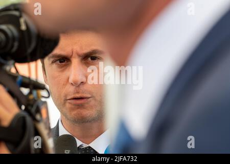 Toulon, Francia. 30th giugno 2022. Delegato del ministro francese per il bilancio Gabriel Attal, visto durante la sua visita a Tolone. Gabriel Attal (ex portavoce del governo), nominato ministro delegato per il bilancio nel nuovo governo guidato da Elisabeth Borne, è in visita a Tolone. Viene a promuovere l'installazione di un nuovo servizio delle finanze pubbliche destinato ad aiutare le grandi aziende che consumano energie per la loro produzione. Credit: SOPA Images Limited/Alamy Live News Foto Stock