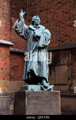 Statua di Martin Lutero di fronte alla chiesa del mercato Protestante-luterano di San Giorgio e Jacobi in stile gotico, capitale dello stato Hannover, bassa Foto Stock