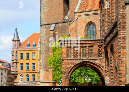 Chiesa evangelica del mercato luterano di San Giorgio et Jacobi e il Vecchio Municipio in stile gotico mattone tedesco settentrionale, capitale dello stato Hannover, bassa Foto Stock