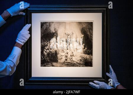 Londra, Regno Unito. 1st luglio 2022. Rembrandt's drypoint Three Crosses (est £800.000-1.200.000) - Classic week Highlights - celebrando l'arte dall'antichità al 21st secolo, Classic Week al Christie's London si svolge dal 24 giugno al 19 luglio attraverso sei aste dal vivo e quattro vendite online. Credit: Guy Bell/Alamy Live News Foto Stock