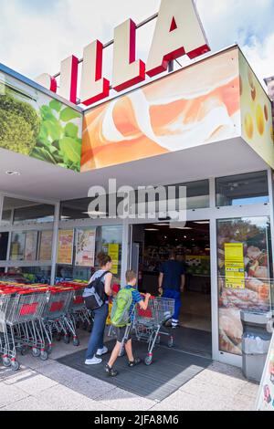 Donna e figlio vanno al supermercato Billa Foto Stock