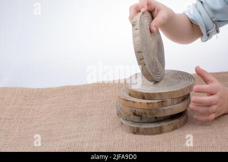 Legno tagliato nel round sottili pezzi in mano Foto Stock