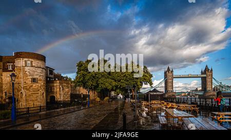 Un bellissimo doppio arcobaleno sopra il Tower Bridge e la Torre di Londra dopo la pioggia. Foto Stock