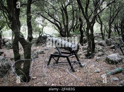 Mleeta, Libano. 14th giugno 2022. Le armi utilizzate da Hezbollah sono esposte al Museo della resistenza, una vetrina costruita dal gruppo della milizia Hezbollah che controlla grandi vaste aree del Libano meridionale. Il museo si trova sulla collina a circa 90 chilometri dal confine con Israele. (Foto di Nidal Alwaheidi/SOPA Images/Sipa USA) Credit: Sipa USA/Alamy Live News Foto Stock