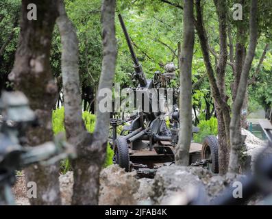 Mleeta, Libano. 14th giugno 2022. Le armi utilizzate da Hezbollah sono esposte al Museo della resistenza, una vetrina costruita dal gruppo della milizia Hezbollah che controlla grandi vaste aree del Libano meridionale. Il museo si trova sulla collina a circa 90 chilometri dal confine con Israele. (Foto di Nidal Alwaheidi/SOPA Images/Sipa USA) Credit: Sipa USA/Alamy Live News Foto Stock