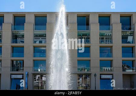 Fontana d'acqua su Pariser Platz di fronte a una filiale DZ Bank, Berlino, Germania Foto Stock