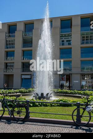 Fontana d'acqua su Pariser Platz di fronte a una filiale DZ Bank, Berlino, Germania Foto Stock