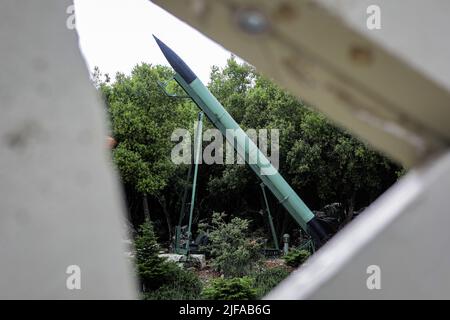 Mleeta, Libano. 14th giugno 2022. Le armi utilizzate da Hezbollah sono esposte al Museo della resistenza, una vetrina costruita dal gruppo della milizia Hezbollah che controlla grandi vaste aree del Libano meridionale. Il museo si trova sulla collina a circa 90 chilometri dal confine con Israele. (Foto di Nidal Alwaheidi/SOPA Images/Sipa USA) Credit: Sipa USA/Alamy Live News Foto Stock