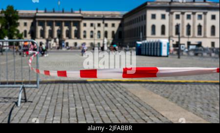 Nastro barriera a strisce rosse e bianche, Bebel-Platz, Unter den Linden, Berlino, Germania Foto Stock