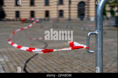 Nastro barriera a strisce rosse e bianche, Bebel-Platz, Unter den Linden, Berlino, Germania Foto Stock