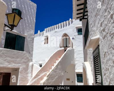 Minorca, Spagna - Jun 23, 2022: Ben conservate case bianche della città vecchia Binibeca Foto Stock
