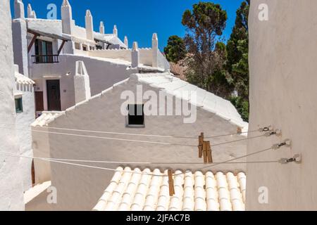 Minorca, Spagna - Jun 23, 2022: Ben conservate case bianche della città vecchia Binibeca Foto Stock